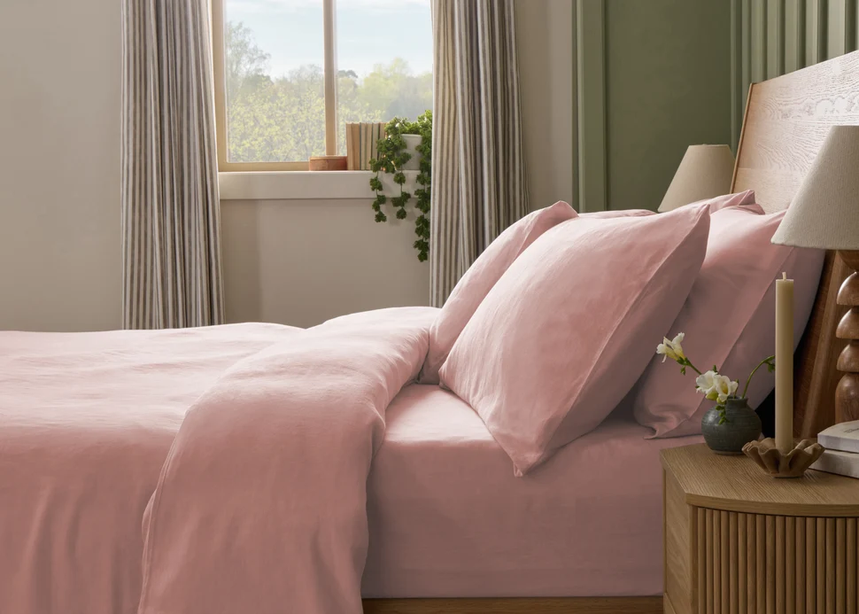 How to Create a Sustainable Bedroom: A Practical Guide Cool Linen Bedding Set blended with OEKO-TEX Linen-Tencel blend in light rose colour.